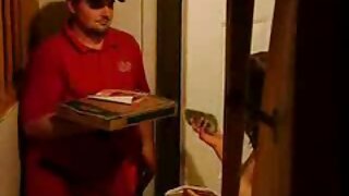 Sarışın ombasını silkələyir