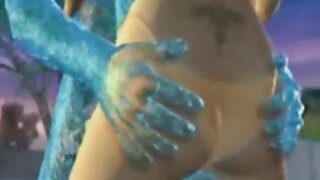 Sarışın öz amcığına bir dildo yapışdırır