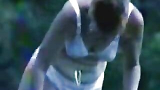Busty qırmızı baş nazik qara dostu sikişdirir