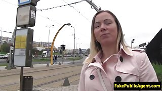 Busty körpə öz oyuncaqları ilə oynayır