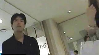 Belə ki, yaraşıqlı deşilmiş döymə sarışın qız yoldaşı evdə möhtəşəm seks əyləncəli video hazırlayır