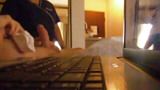 Kiçik sinəli sarışın nerdy sevgilisinə minir