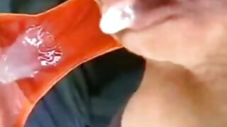 Çox arıq qız öz pişiyini masaj edir