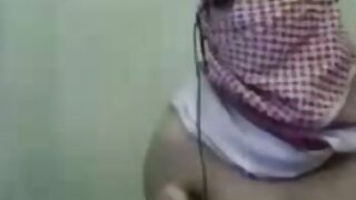 Qara saçlı bir yeniyetmə özünü barmaqlayır