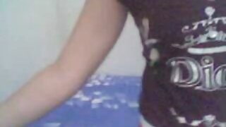 Seksual sarışın bir dildo yalayır