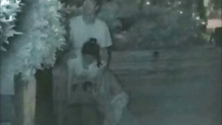 Olduqca sarışın milf arvadı şəhvətli ər tərəfindən qırmızı dildo ilə əylənir, lənətə gəlir