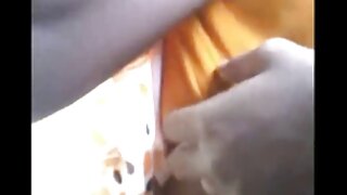 Böyük döşləri olan cücə bizə bədənini göstərir
