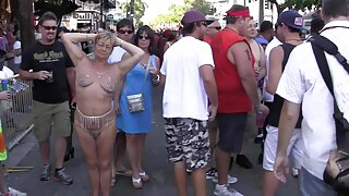 Belə ki, yaraşıqlı qaraşın girlfriend xoruz sormaq və sikmək doggy stil cümə axşamı gecə almaq